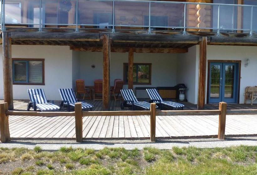 Little Black Bear Lodge/b&b