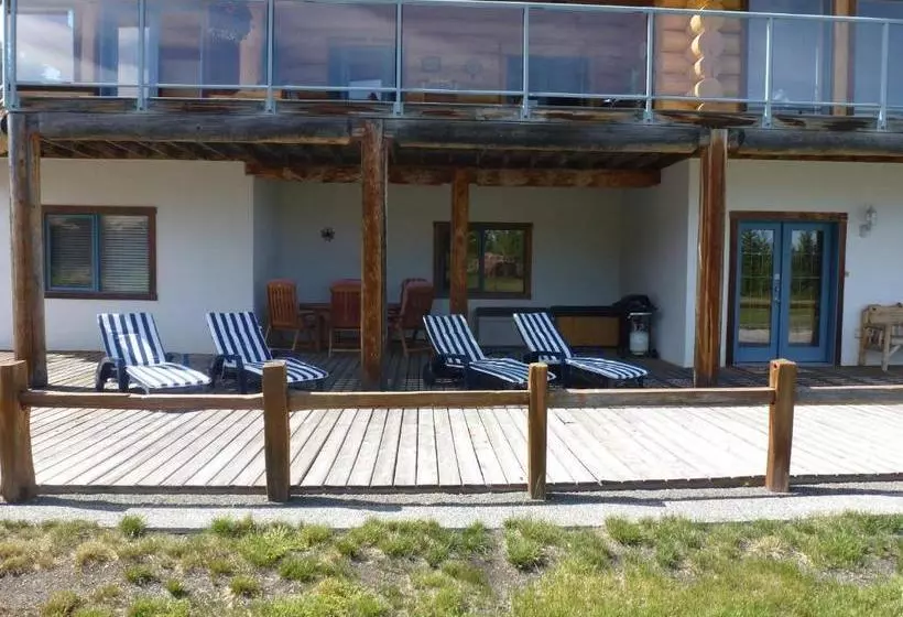 Little Black Bear Lodge/b&b