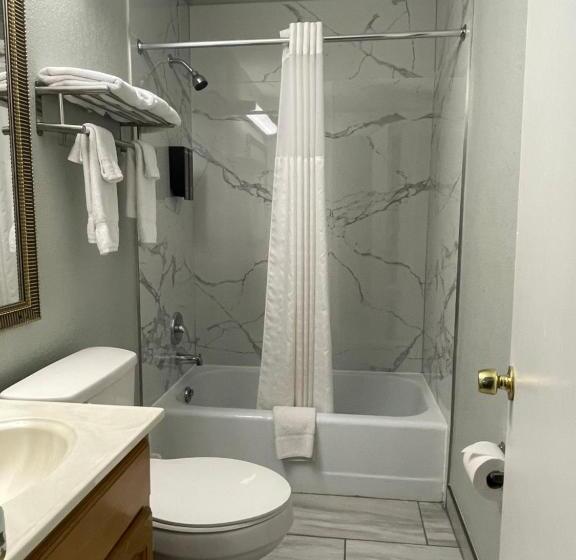 فندق على الطريق Stratford Inn