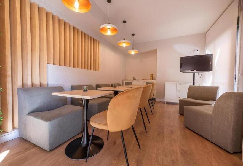 פנסיון Hostal Devesas