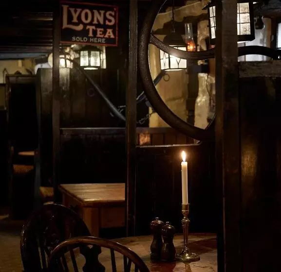 Hotelli Compasses Inn