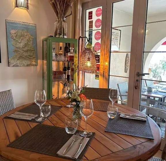 Hotelli Hôtel Restaurant Petra Cinta