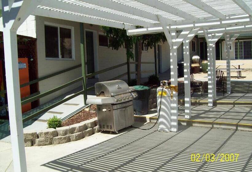 فندق على الطريق Lakeshore Lodge