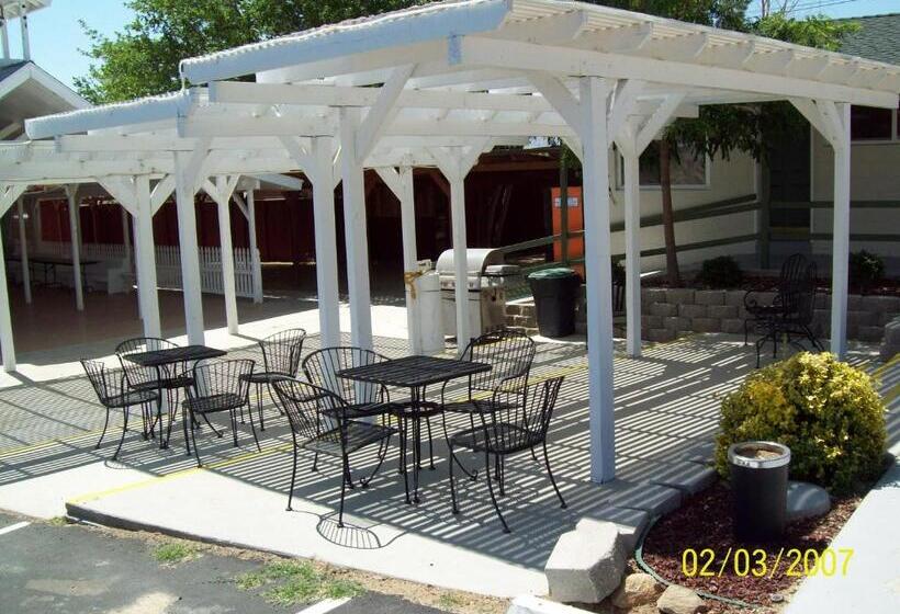 فندق على الطريق Lakeshore Lodge