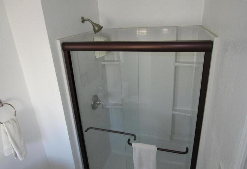 فندق على الطريق Lakeshore Lodge