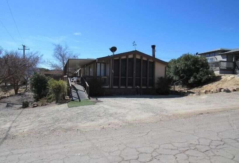 فندق على الطريق Lakeshore Lodge