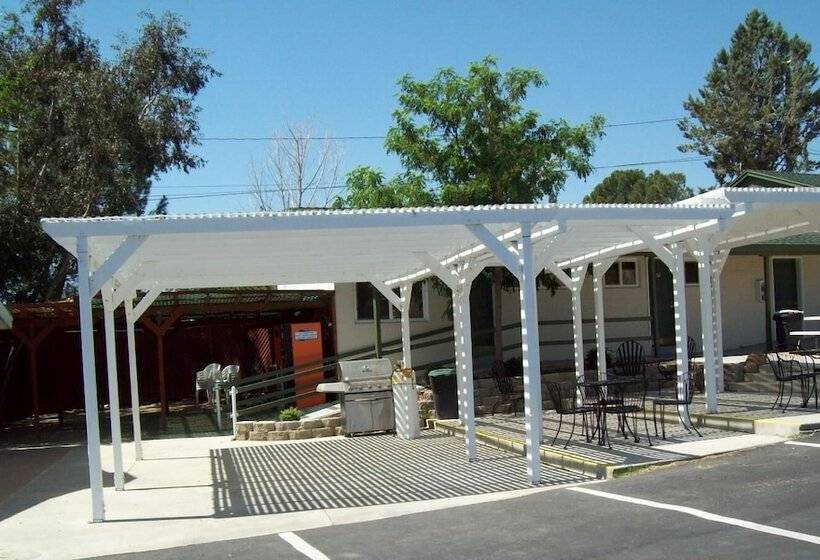 فندق على الطريق Lakeshore Lodge