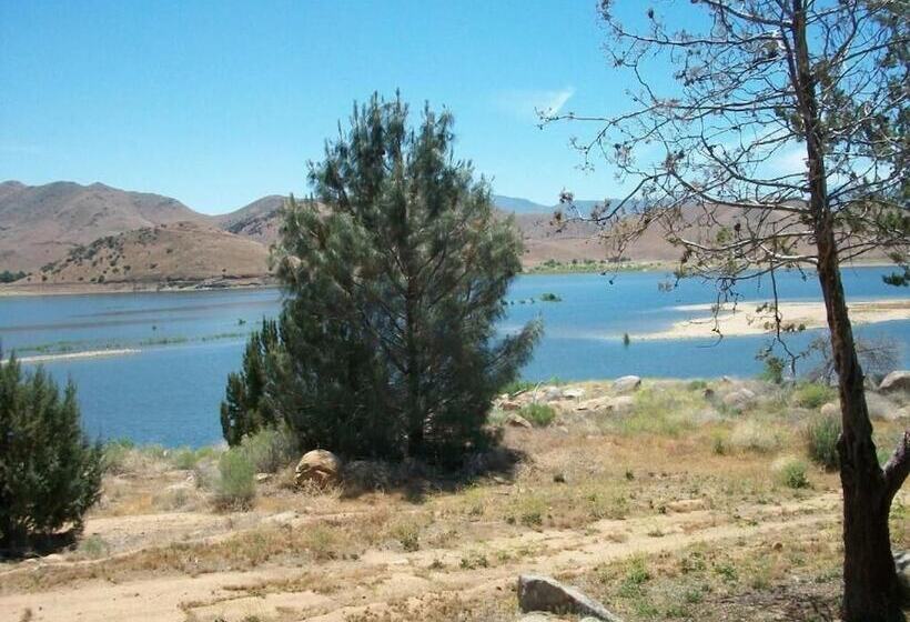 فندق على الطريق Lakeshore Lodge