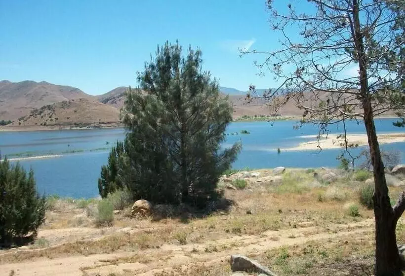 Motelli Lakeshore Lodge