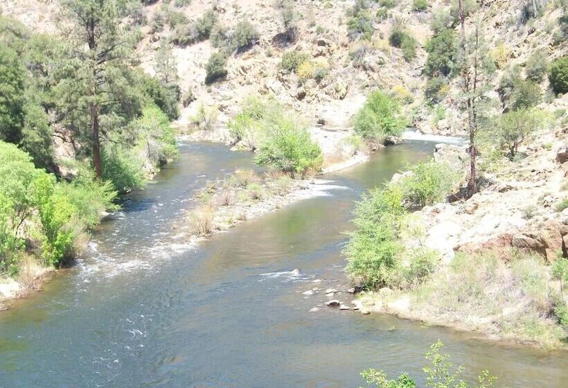 فندق على الطريق Lakeshore Lodge