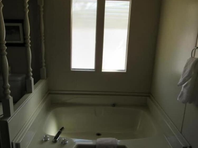 فندق على الطريق Lakeshore Lodge