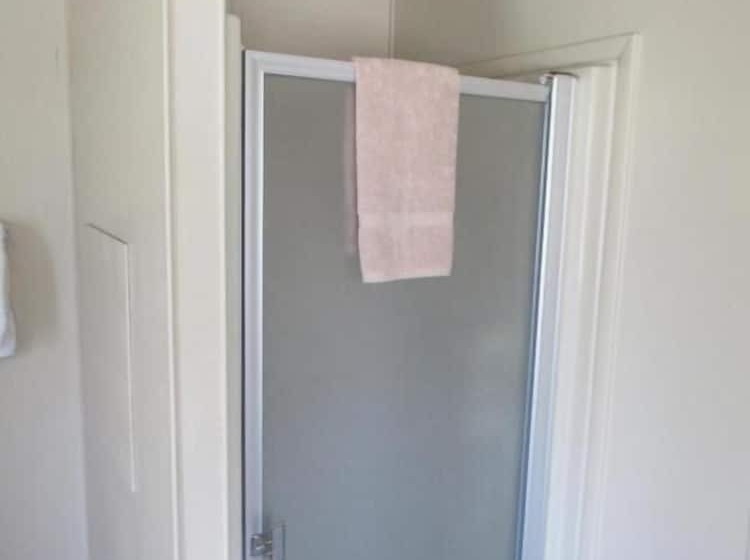 فندق على الطريق Lakeshore Lodge