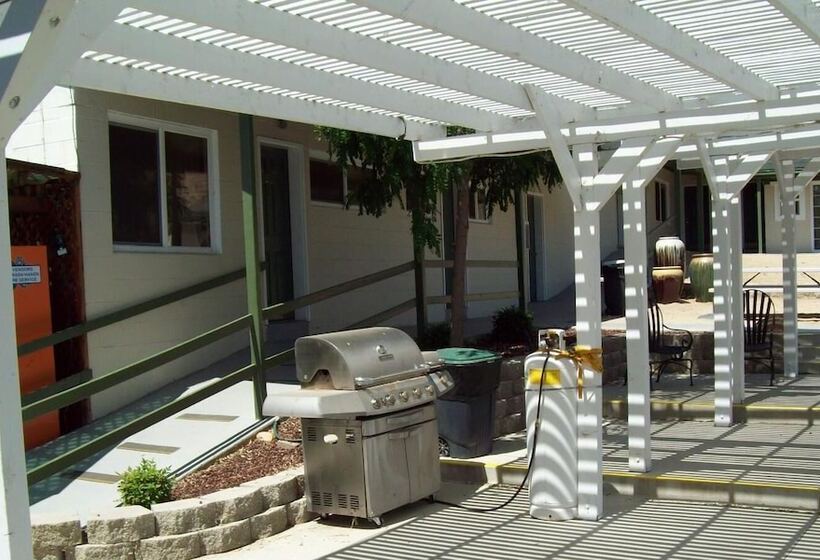 فندق على الطريق Lakeshore Lodge