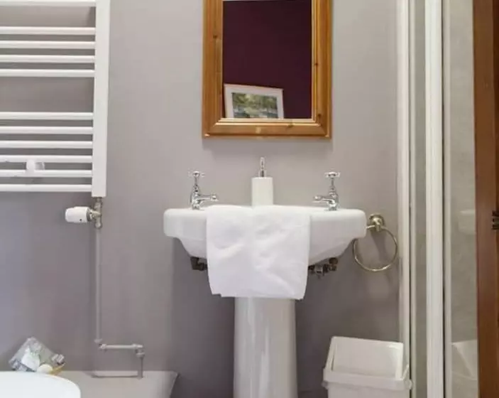 Majatalo Cambo House And Estate B&b