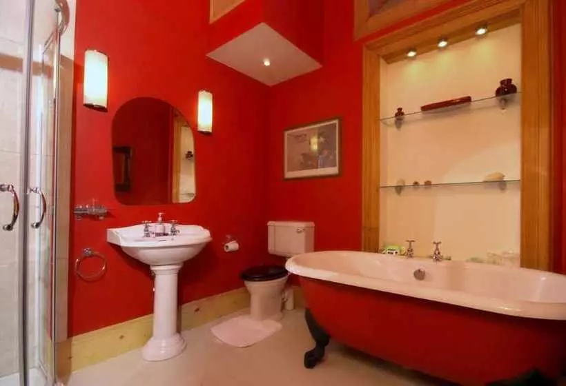 Majatalo Cambo House And Estate B&b