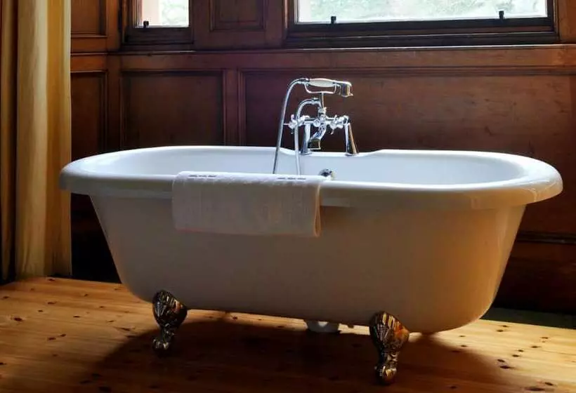 Majatalo Cambo House And Estate B&b