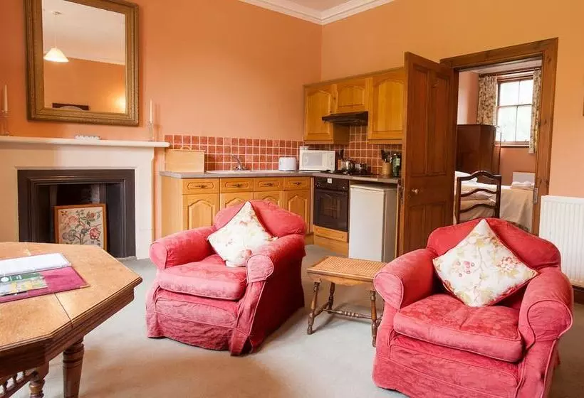 Majatalo Cambo House And Estate B&b