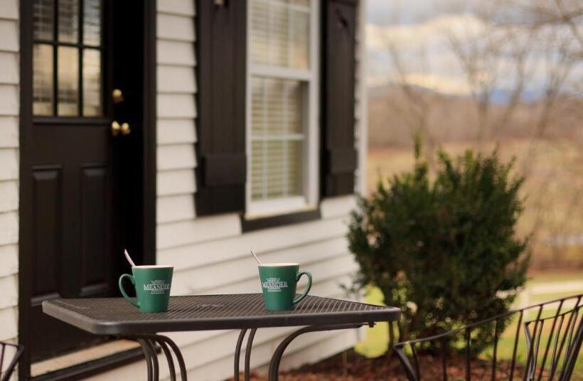 ユースホステル The Inn & Tavern At Meander