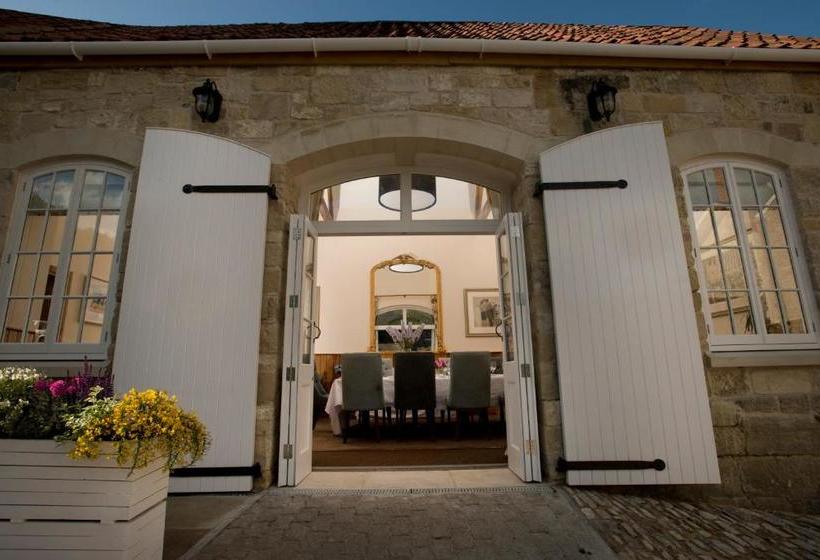 فندق Howard S House