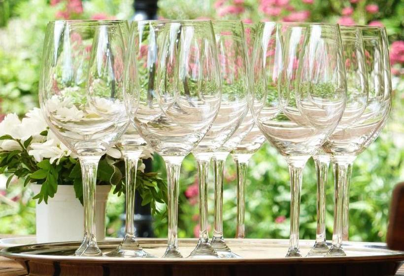 فندق Howard S House