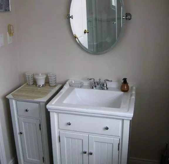 Tucked Inn The Harbour B&b