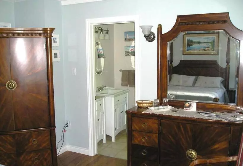 Tucked Inn The Harbour B&b