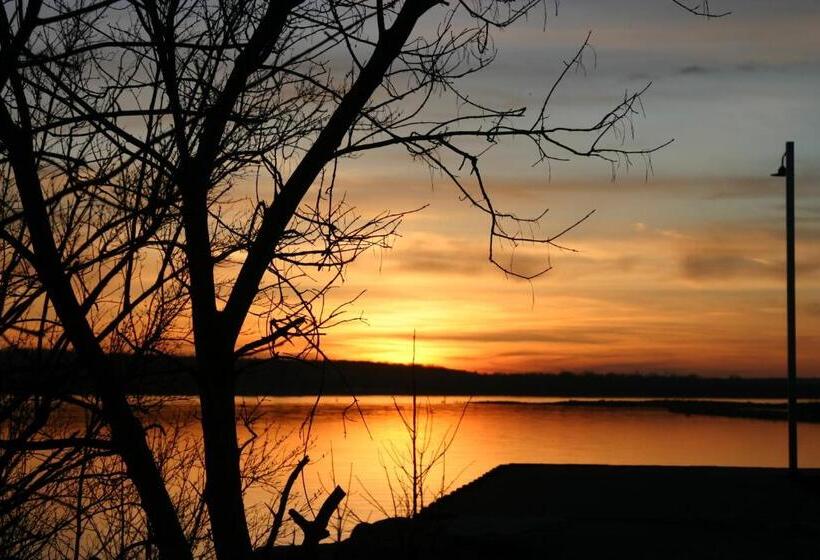 Tucked Inn The Harbour B&b