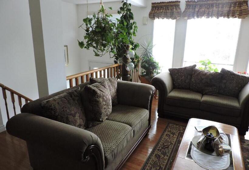 Tucked Inn The Harbour B&b