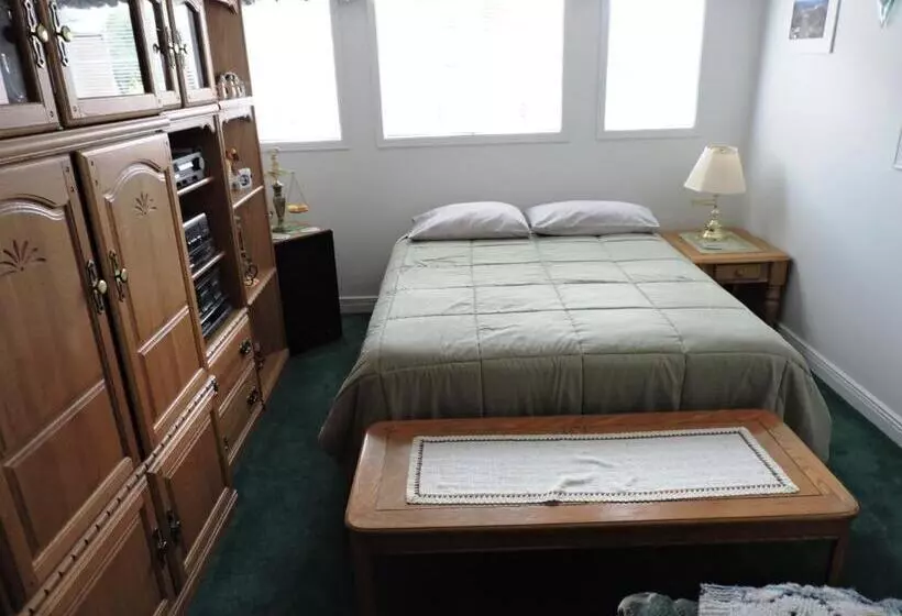 Tucked Inn The Harbour B&b