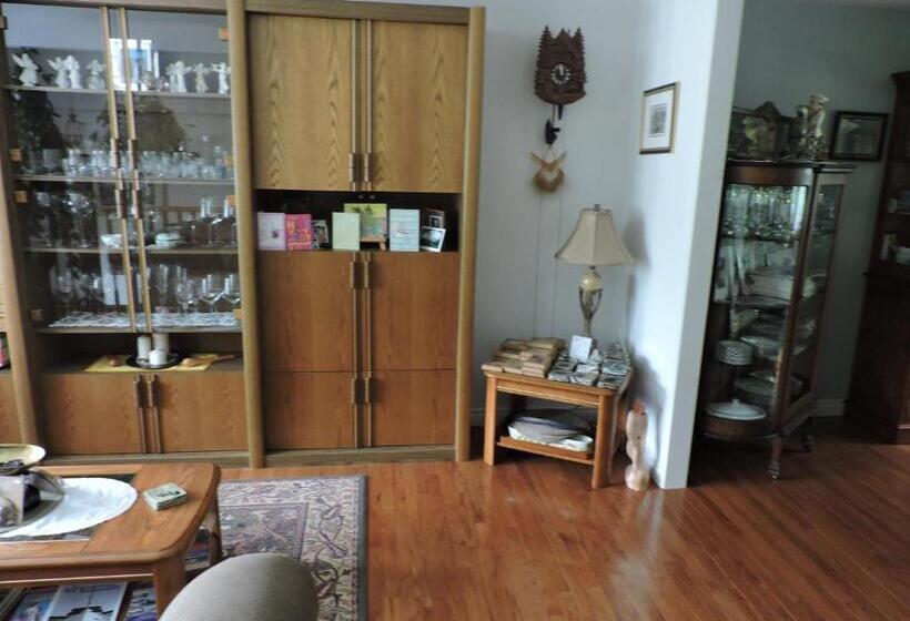 Tucked Inn The Harbour B&b