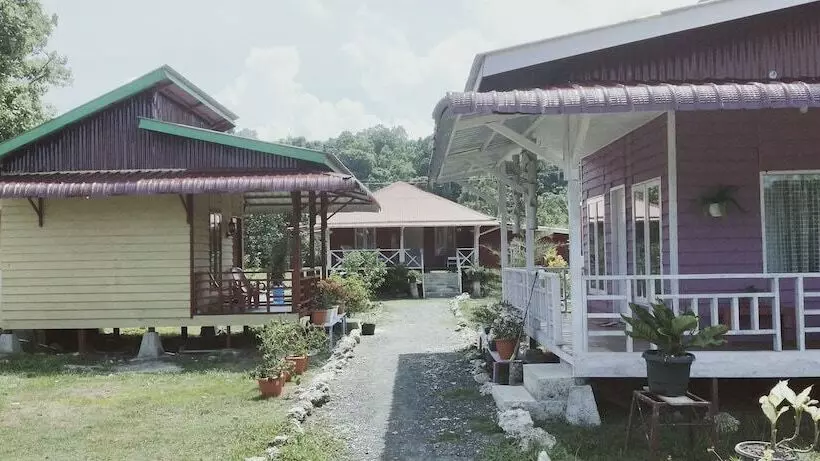 Aamiaismajoitus (B&B) Pondok Oma Surf Simeulue