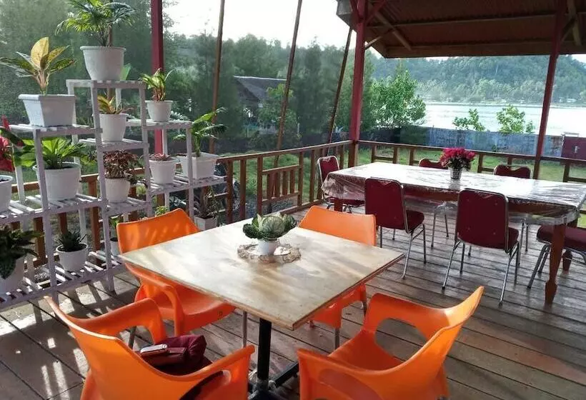 Aamiaismajoitus (B&B) Pondok Oma Surf Simeulue