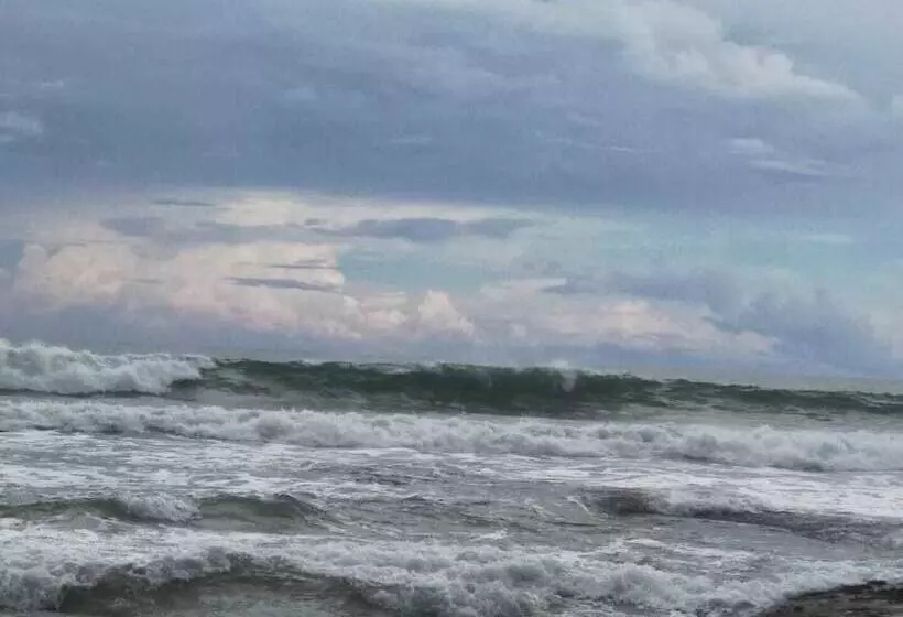 Aamiaismajoitus (B&B) Pondok Oma Surf Simeulue