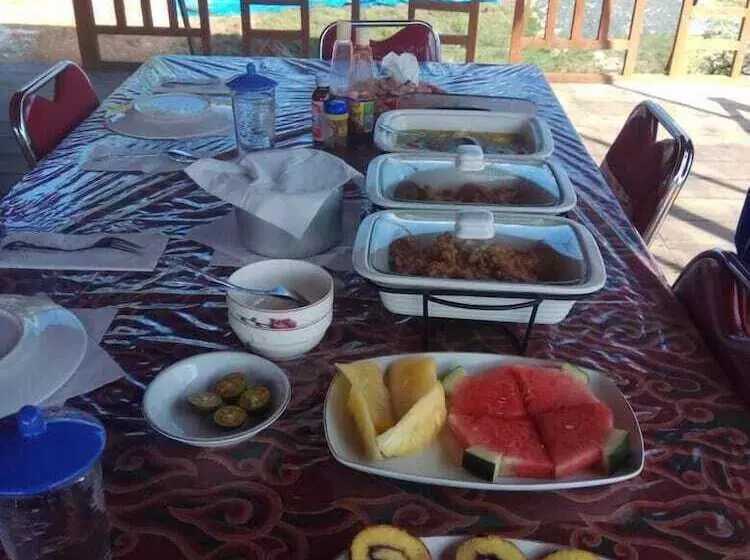 Aamiaismajoitus (B&B) Pondok Oma Surf Simeulue