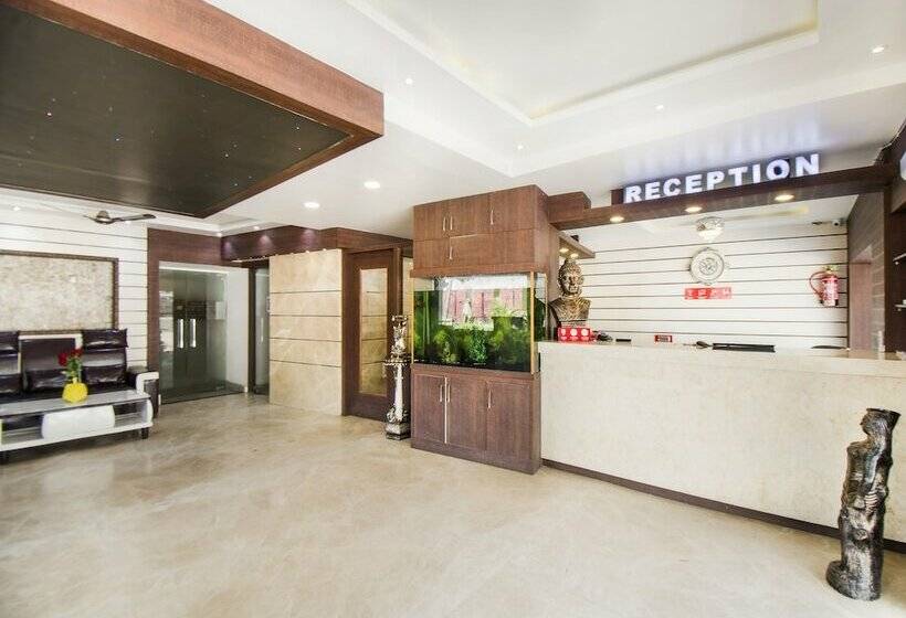 ホテル Holiday International By Oyo Rooms