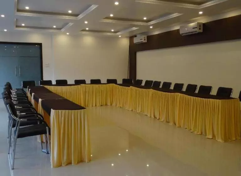 ホテル Nature Shield Lonavala