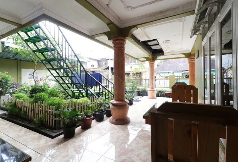 Отель Waroeng Transit & Depary Homestay