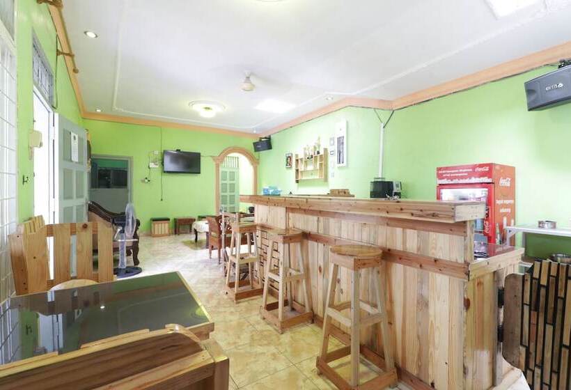 Отель Waroeng Transit & Depary Homestay