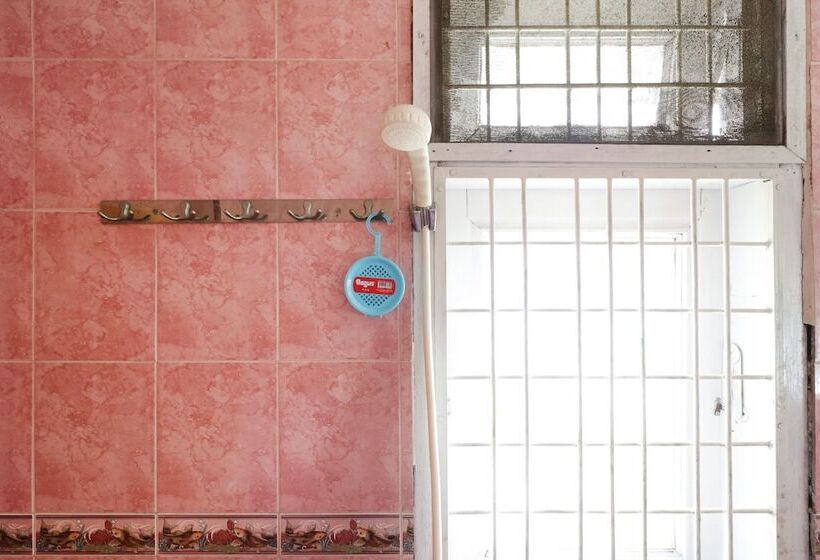 Отель Waroeng Transit & Depary Homestay