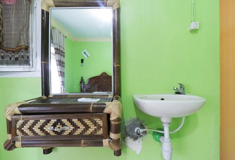 Отель Waroeng Transit & Depary Homestay