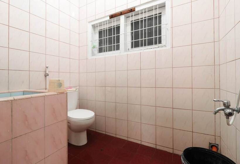 Отель Waroeng Transit & Depary Homestay