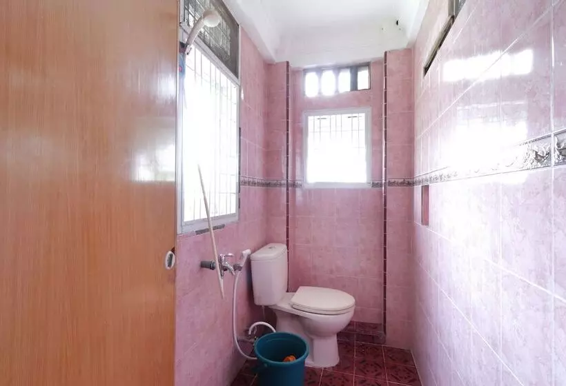 Hotelli Waroeng Transit & Depary Homestay