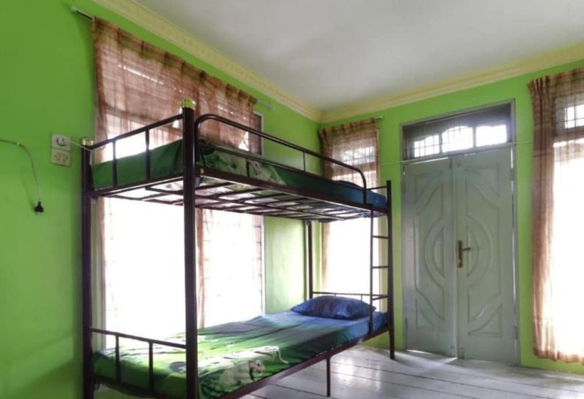Отель Waroeng Transit & Depary Homestay
