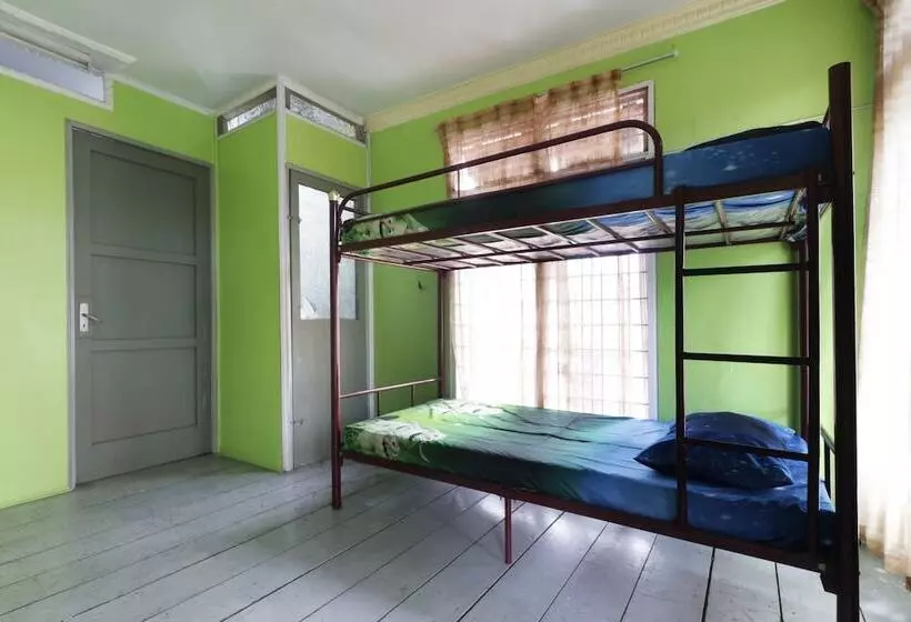 Hotelli Waroeng Transit & Depary Homestay