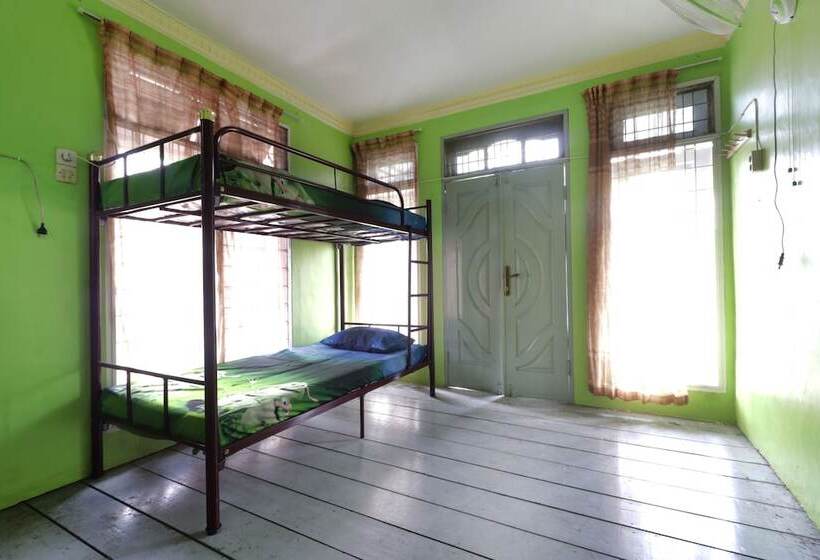 Отель Waroeng Transit & Depary Homestay