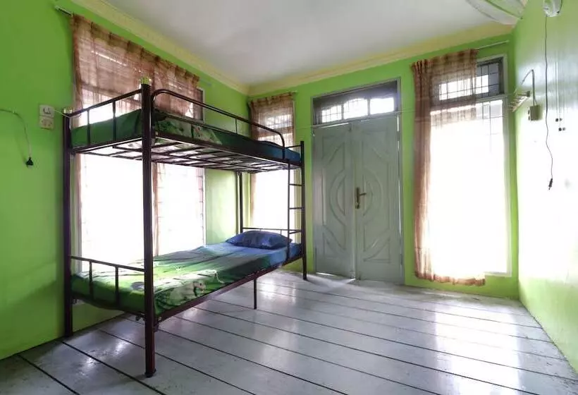 Hotelli Waroeng Transit & Depary Homestay