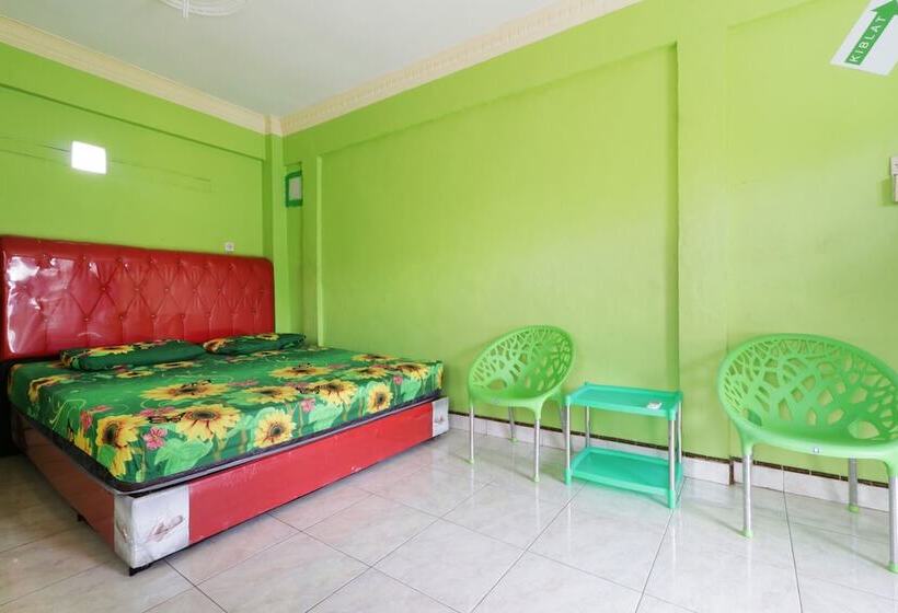 Отель Waroeng Transit & Depary Homestay