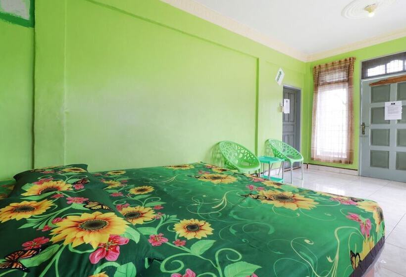 Отель Waroeng Transit & Depary Homestay