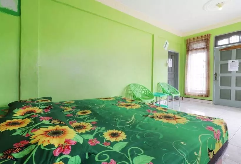 Hotelli Waroeng Transit & Depary Homestay