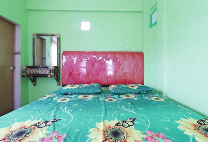 Отель Waroeng Transit & Depary Homestay